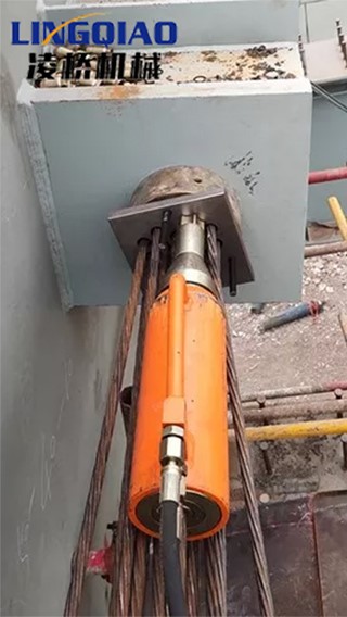 Shanghai Ledu West Road cross-oil port pier suspender tie rod tensioning construction project